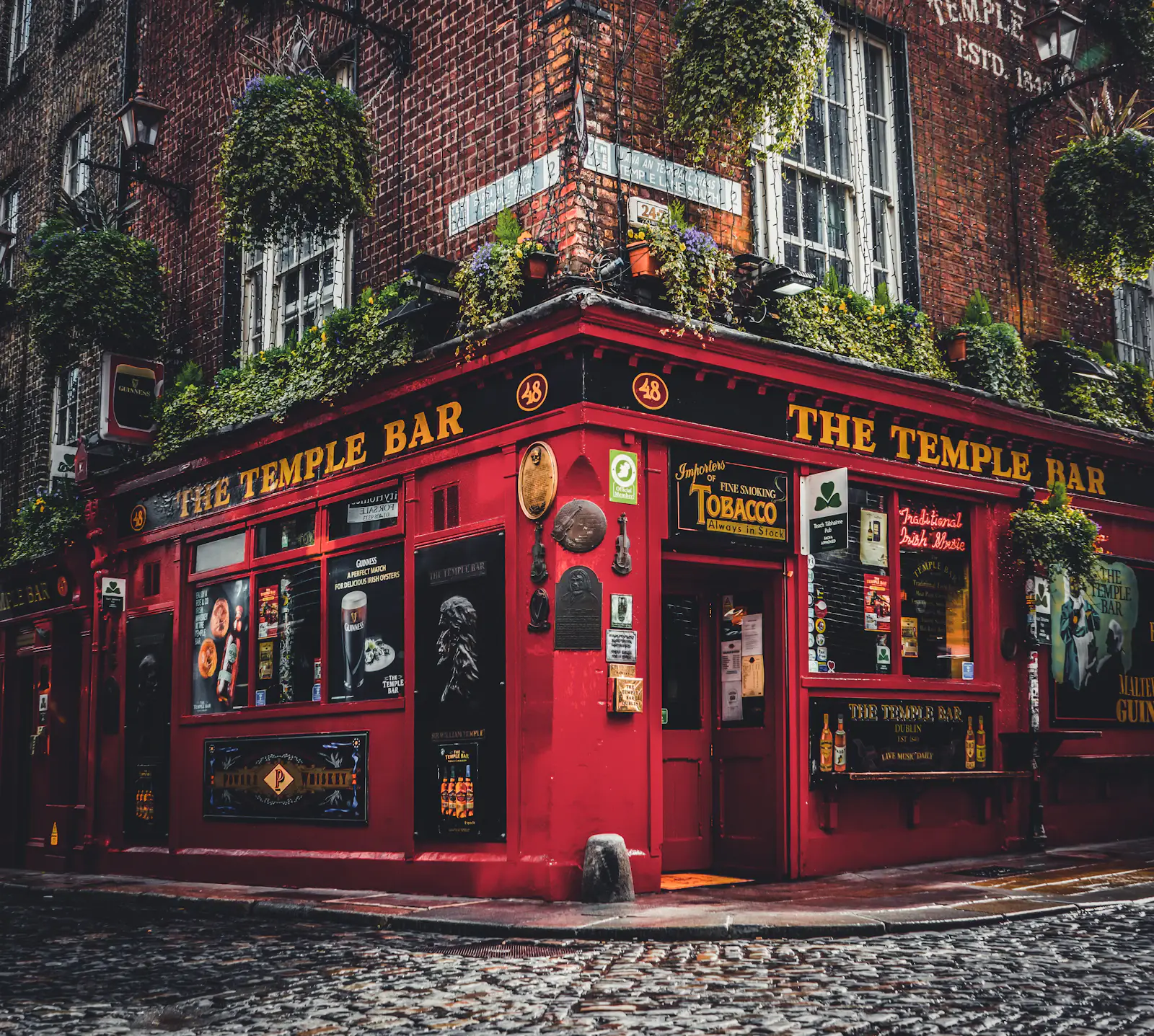 Façades colorées et rues pavées du centre de Dublin
