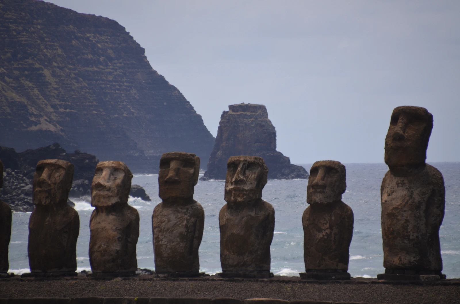 Rangée de moais de l'Ahu Tongariki face à la côte de Rapa Nui