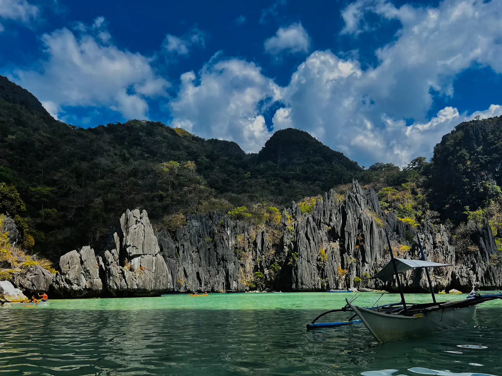 Falaises karstiques et lagon turquoise d'El Nido à Palawan