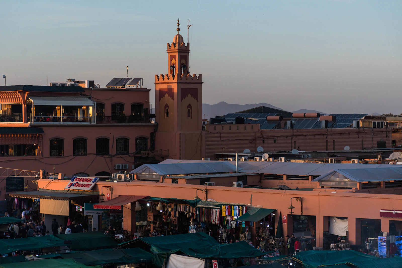 Vue sur la médina de Fès et son minaret au crépuscule