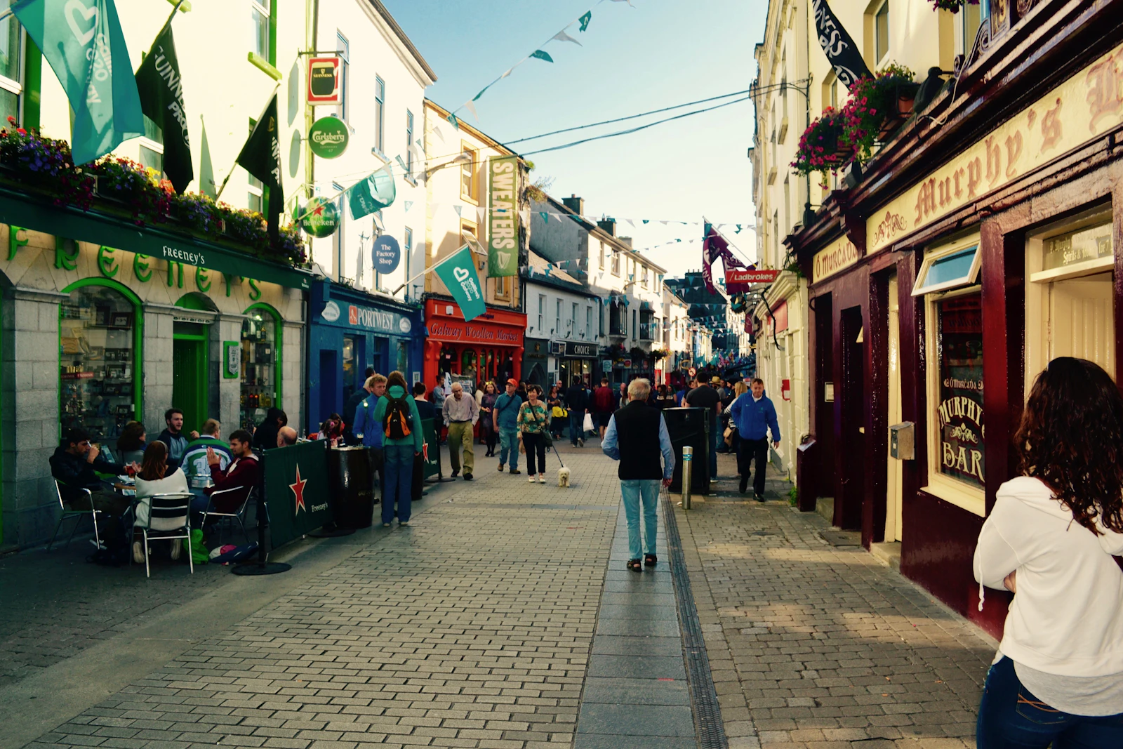 Rues colorées du Latin Quarter de Galway sur la côte atlantique