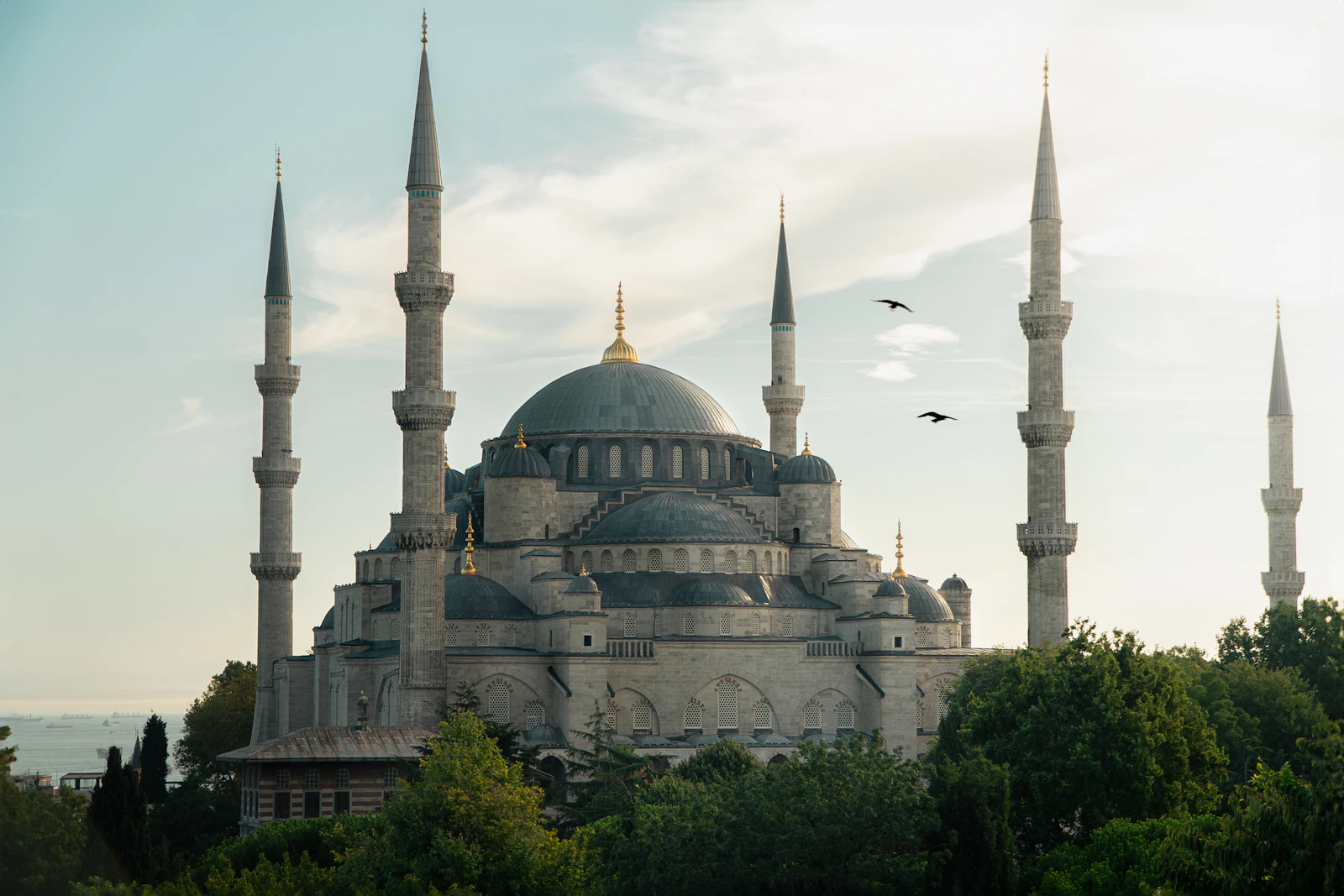Sainte-Sophie et les minarets d'Istanbul au coucher du soleil