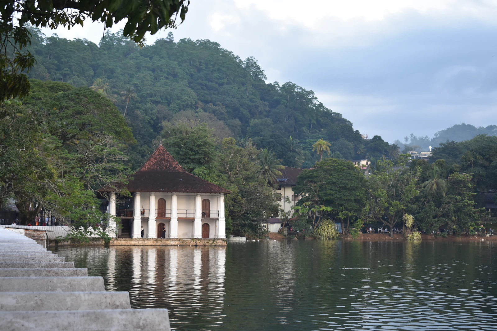 Lac de Kandy et Temple de la Dent au Sri Lanka