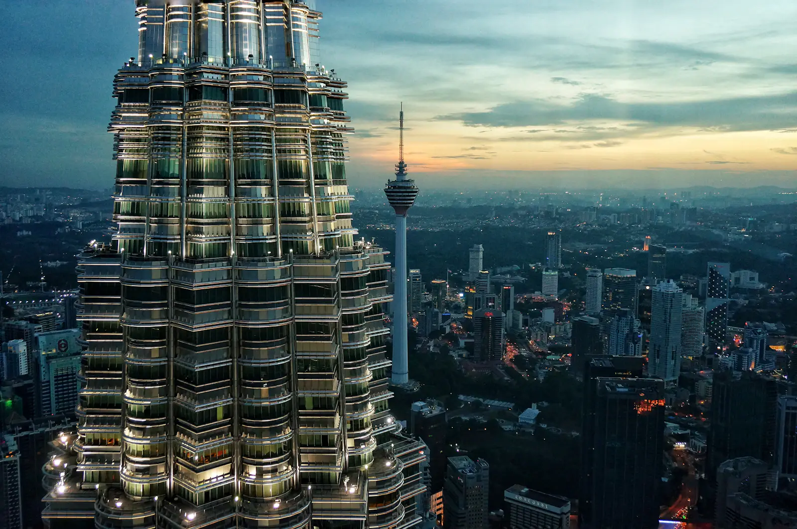 Tours Petronas illuminées au crépuscule à Kuala Lumpur