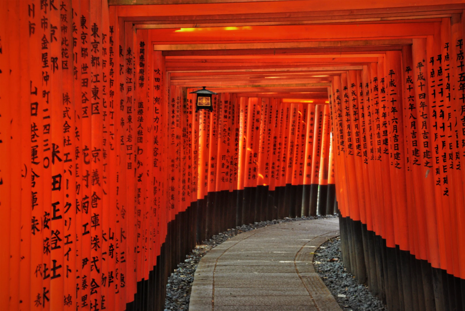 Allée de torii vermillon du sanctuaire Fushimi Inari à Kyoto