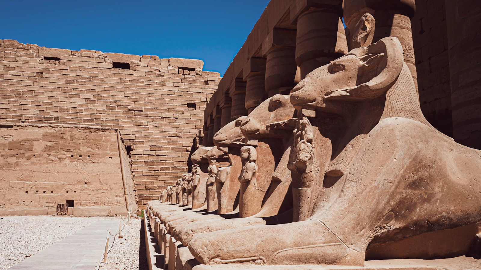 Statues colossales du temple de Karnak à Louxor