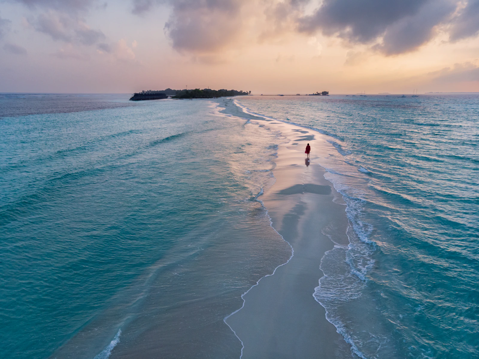 Lagon turquoise et plage de l'île de Maafushi aux Maldives