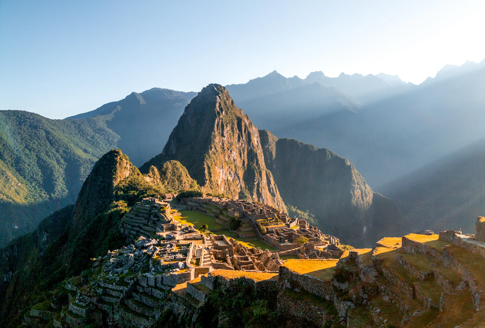 La citadelle du Machu Picchu au lever du soleil, le Huayna Picchu en arrière-plan