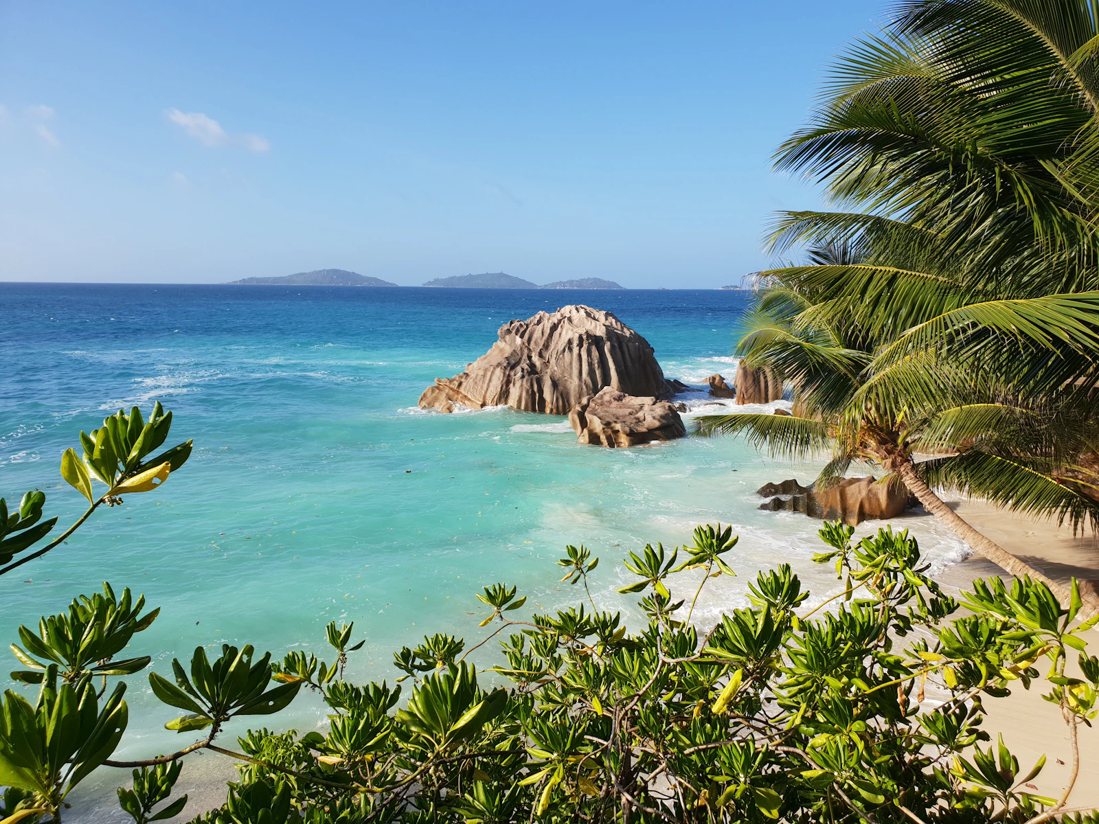 Rochers de granit sur la côte de Mahé aux Seychelles