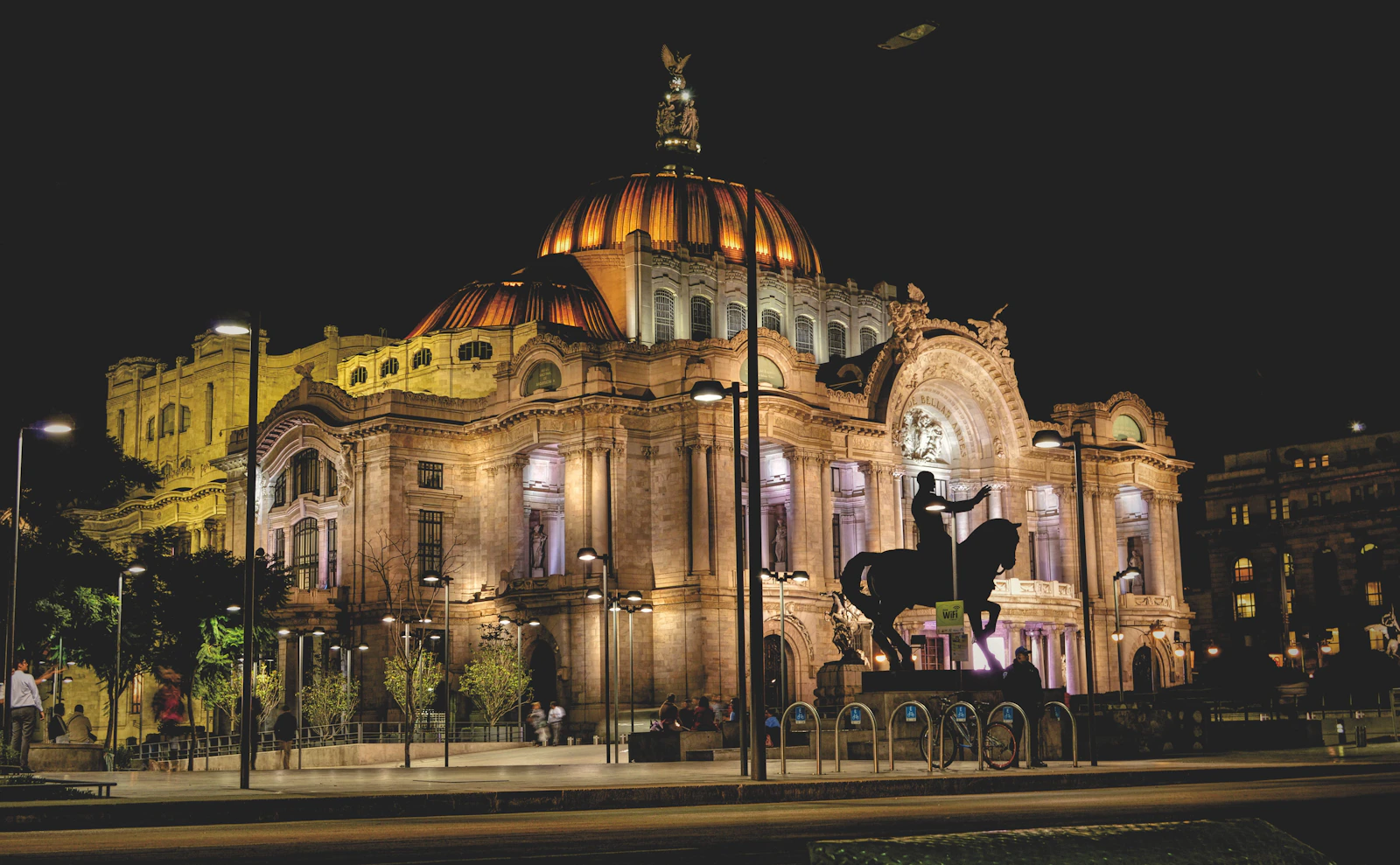 Palacio de Bellas Artes illuminé de nuit à Mexico