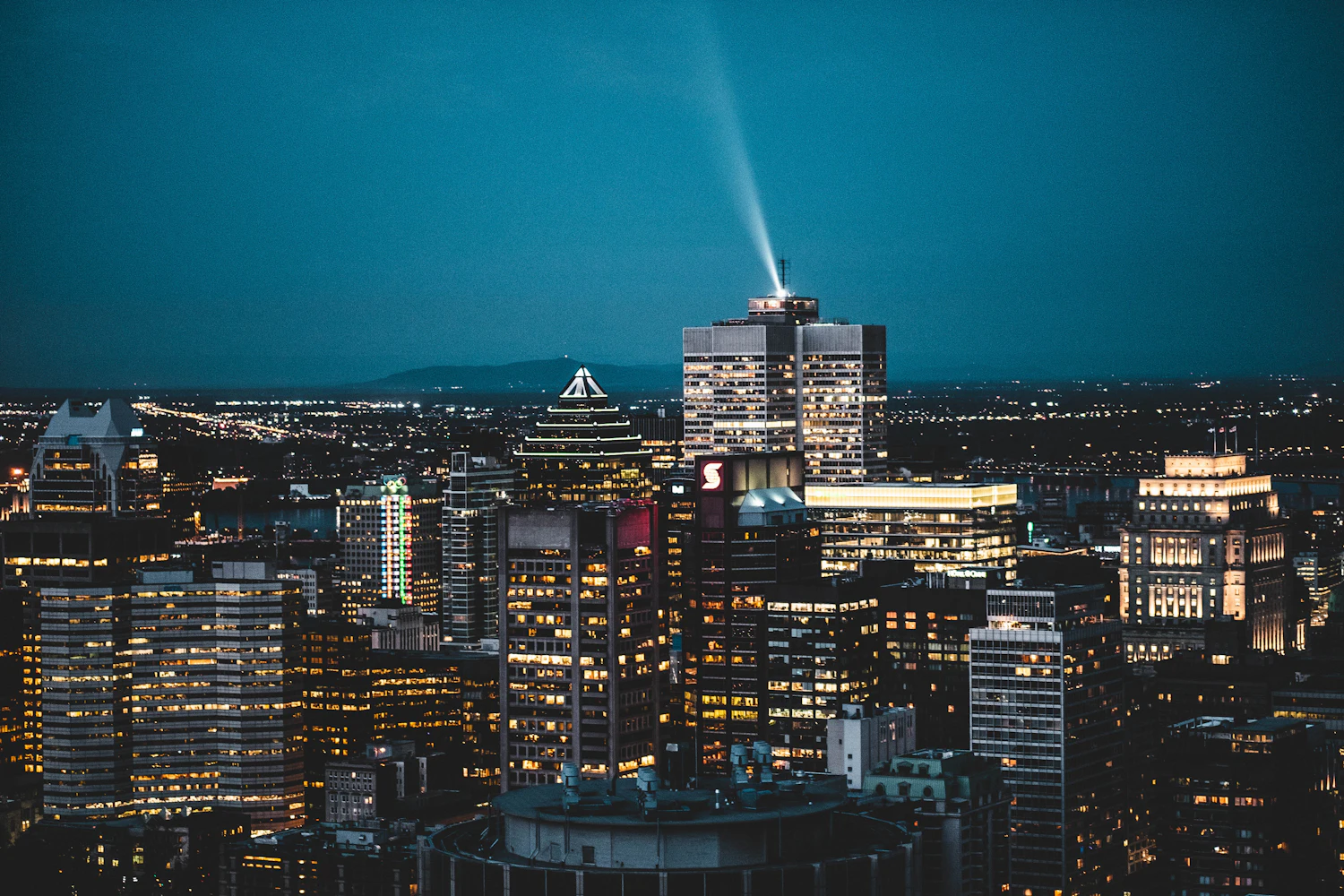 Centre-ville de Montréal illuminé à la tombée de la nuit, vu depuis le Mont-Royal