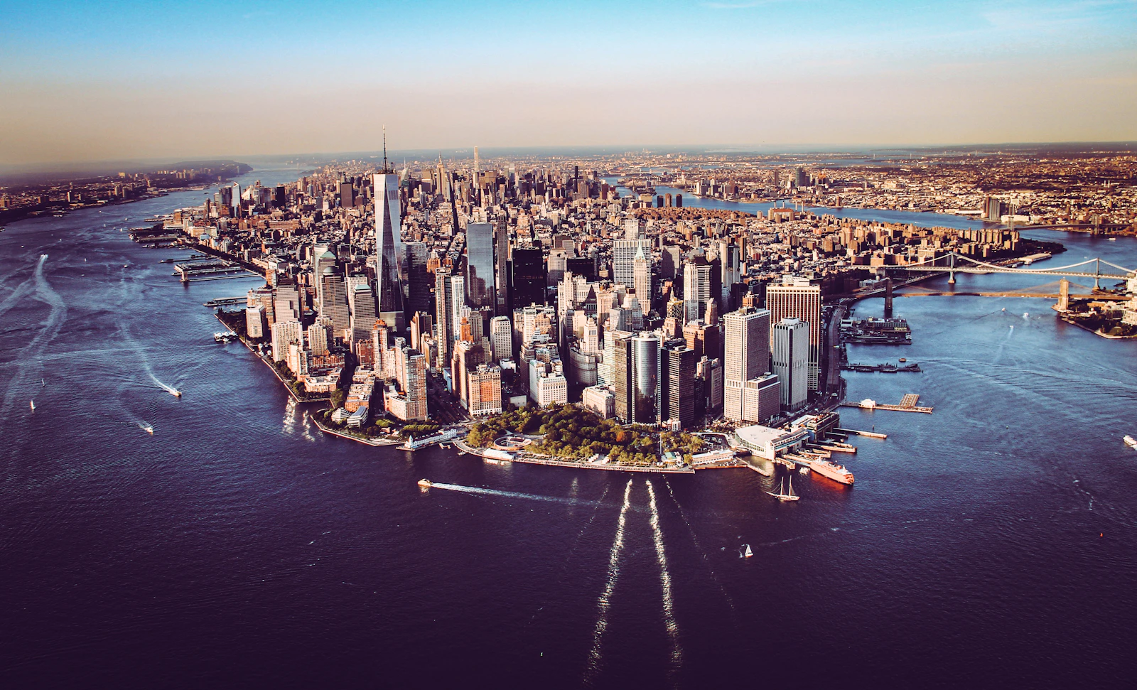 Vue aérienne de la pointe sud de Manhattan entourée par l'Hudson et l'East River
