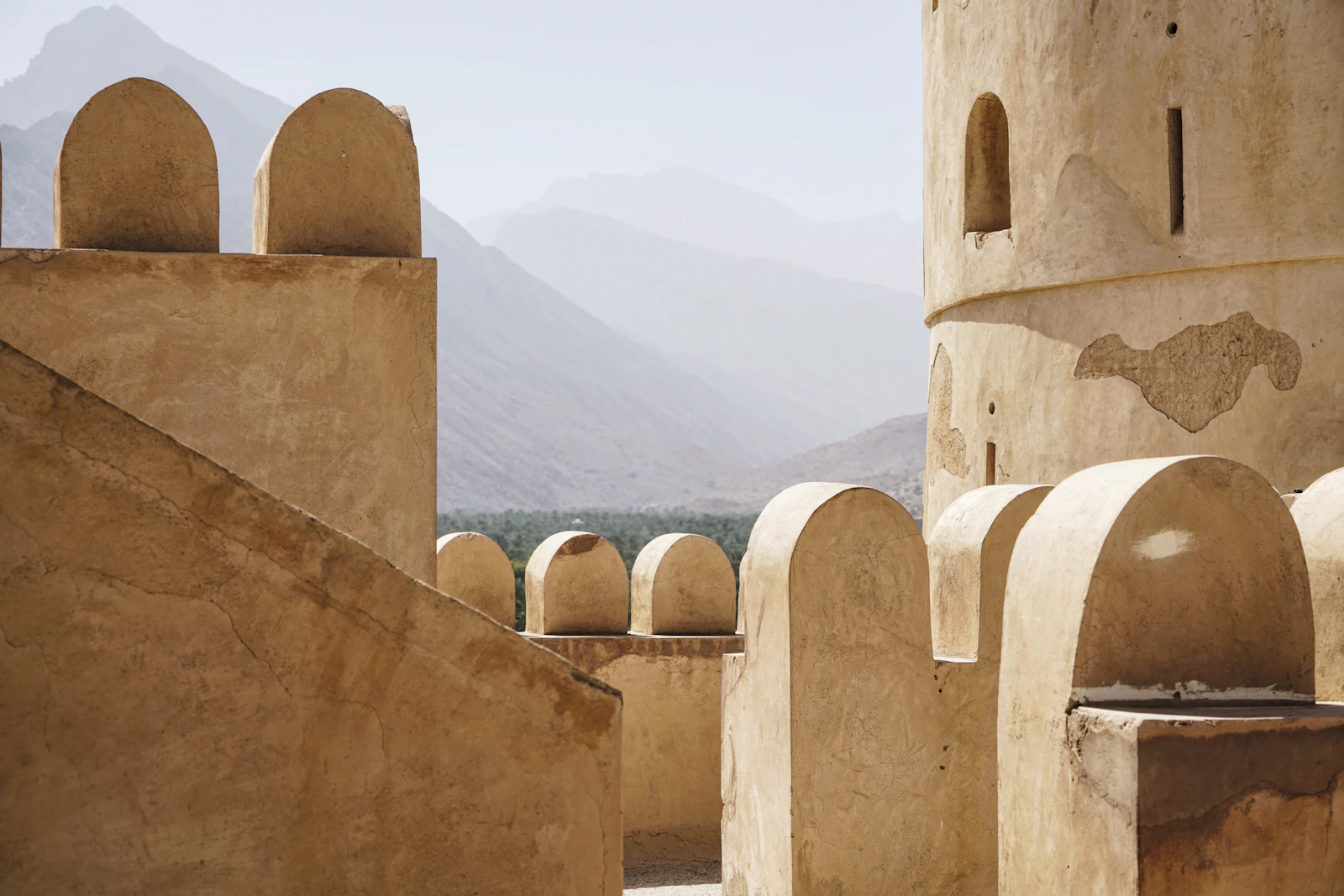 Fort de Nizwa et sa grande tour ronde dans les montagnes d'Oman