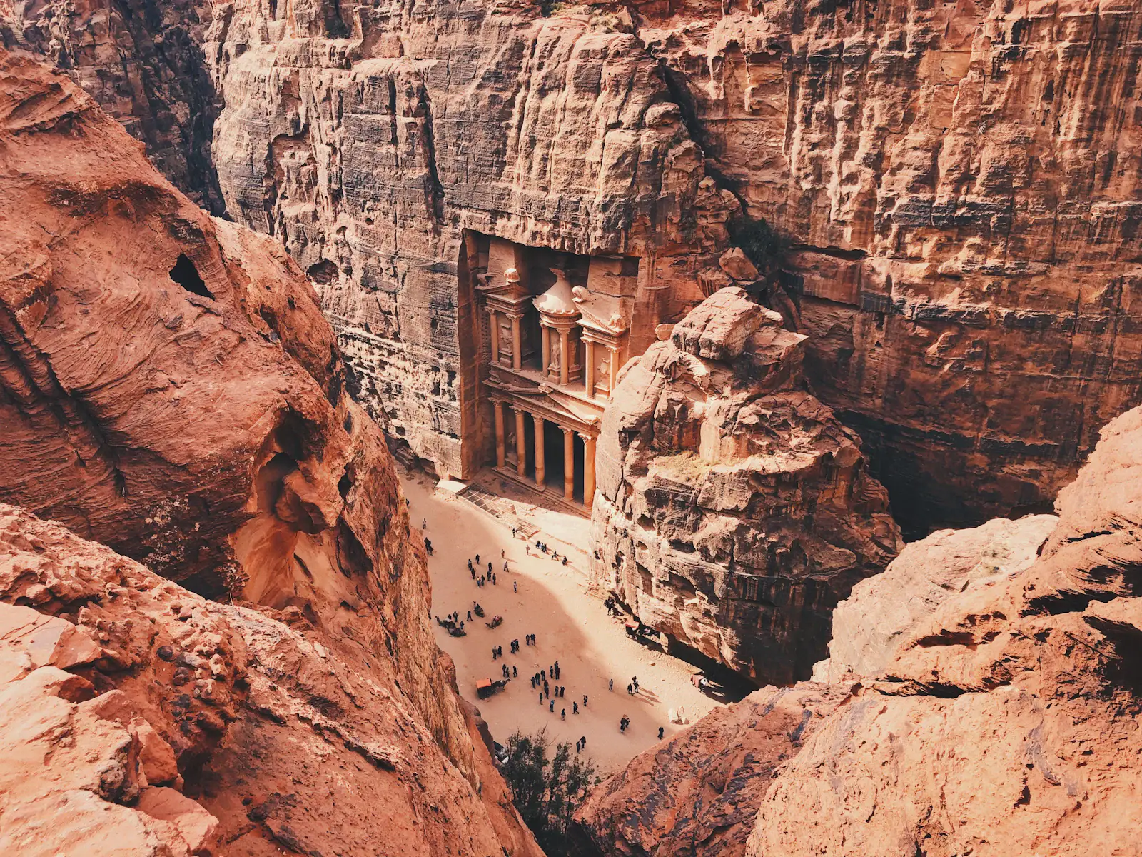 Façade du Trésor de Petra émergeant du Siq au lever du jour