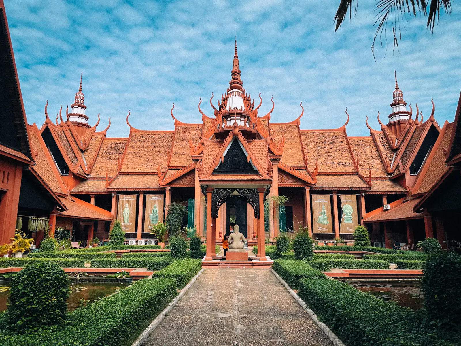 Le Palais royal de Phnom Penh au bord du fleuve