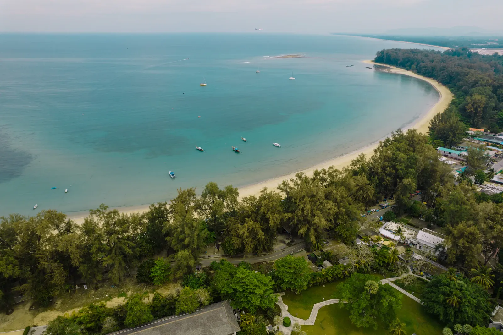 Vue aérienne d'une plage de Phuket aux eaux turquoise