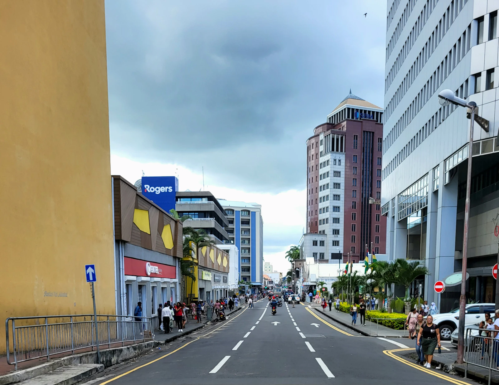 Rue bordée d'immeubles de bureaux à Port-Louis, Maurice