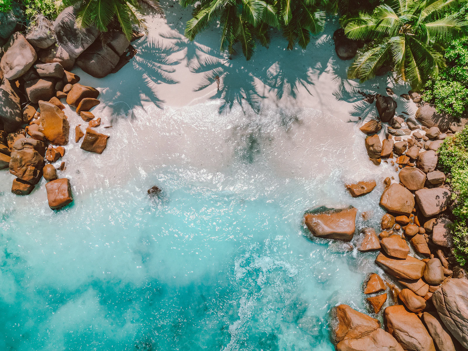 Vue aérienne d'Anse Lazio à Praslin, sable blanc et eau turquoise