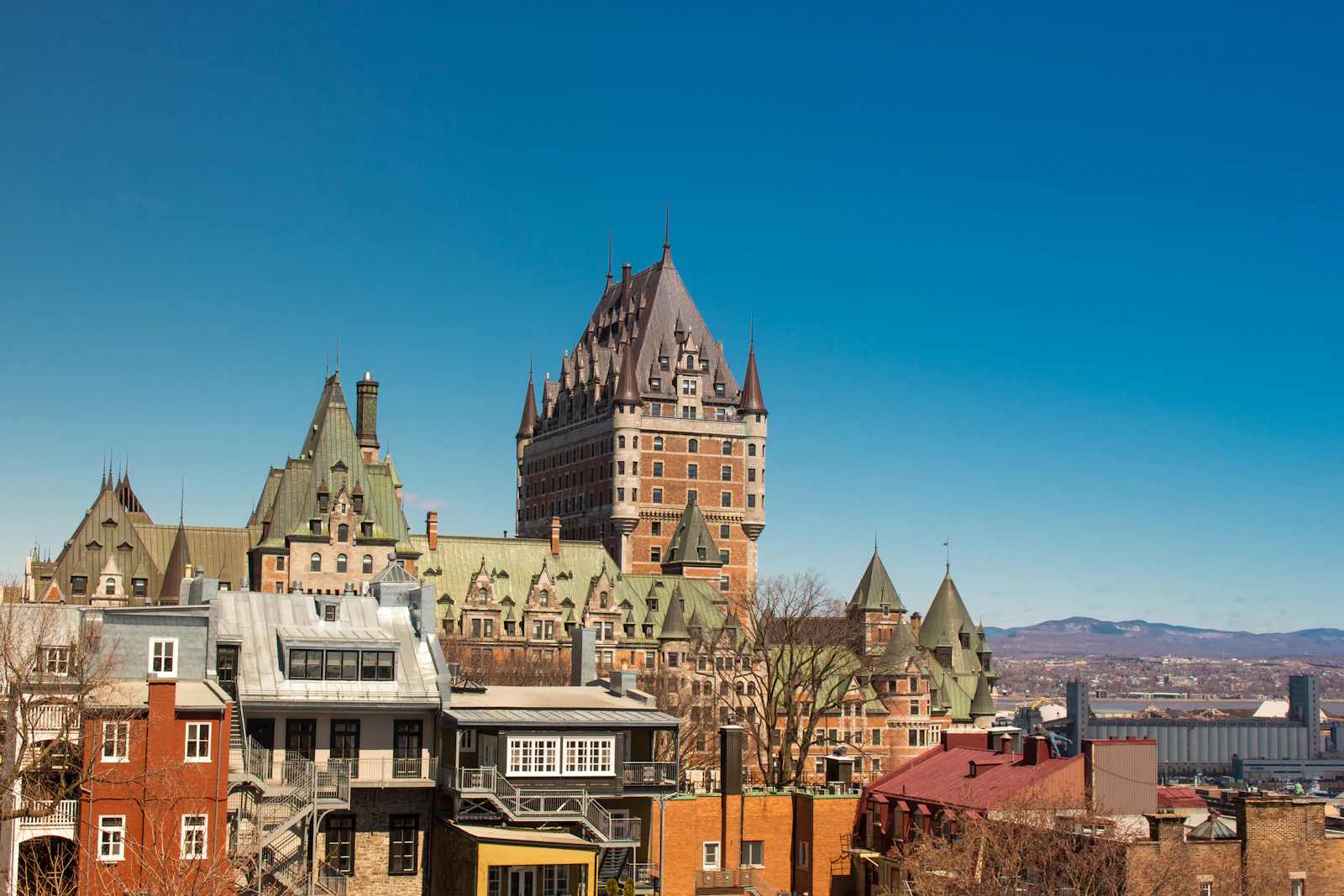 Le Château Frontenac dominant les toits du Vieux-Québec et le Saint-Laurent
