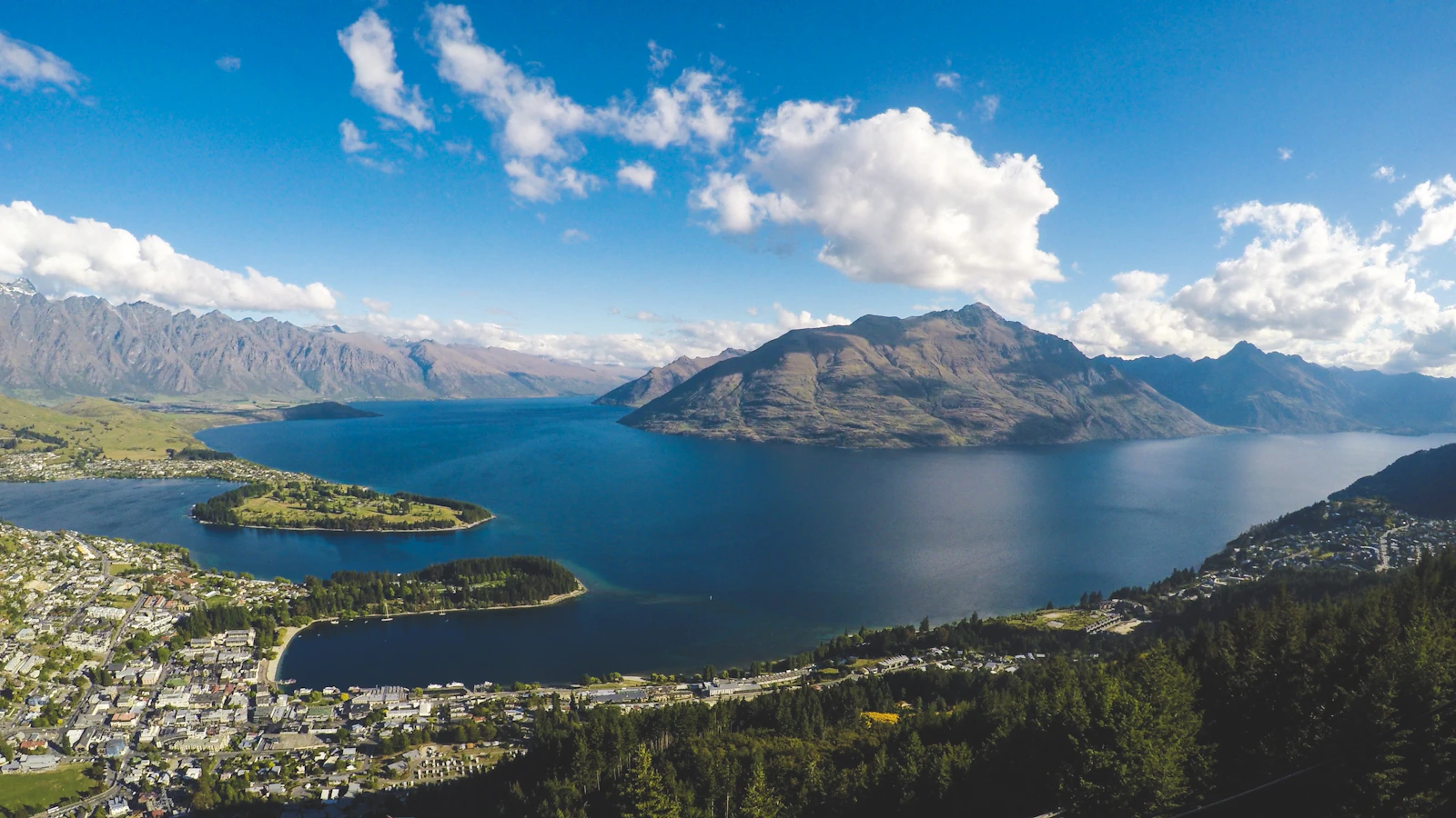 Vue sur Queenstown, le lac Wakatipu et les Remarkables depuis les hauteurs