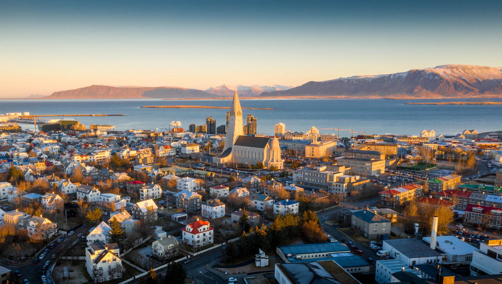 Église Hallgrímskirkja et toits colorés de Reykjavik