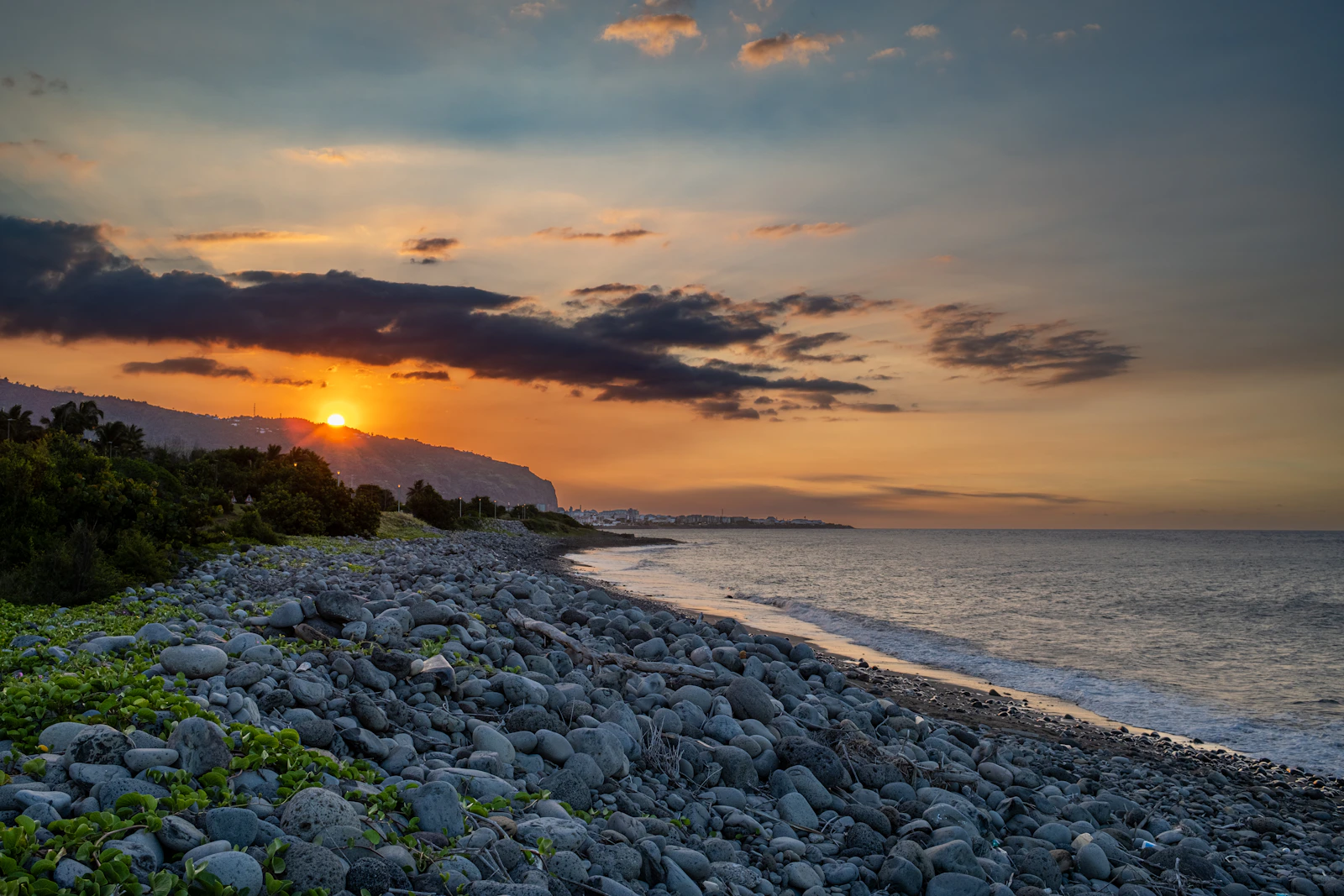Coucher de soleil sur le littoral de Saint-Denis de La Réunion
