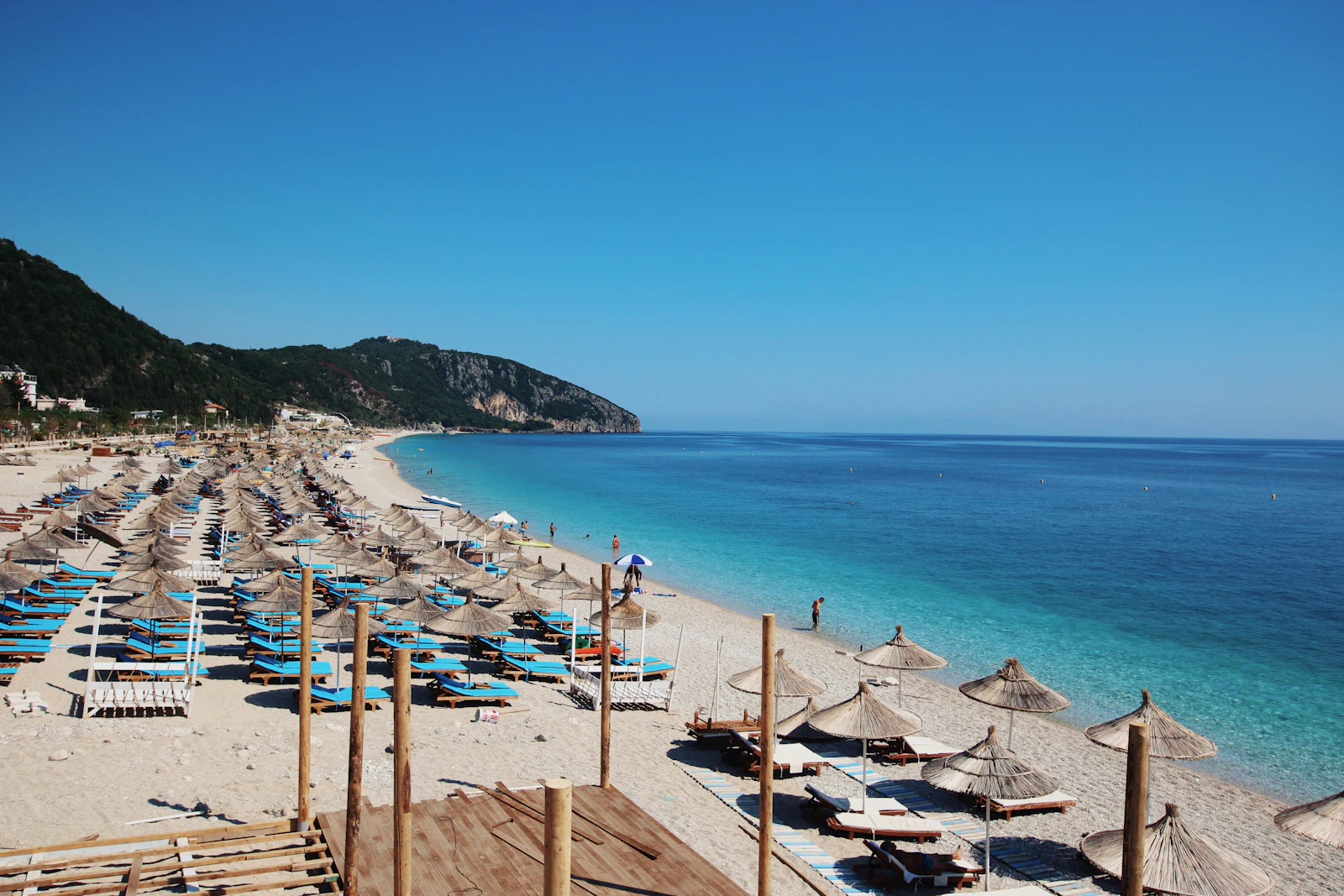 Front de mer et baie de Sarandë sur la mer Ionienne