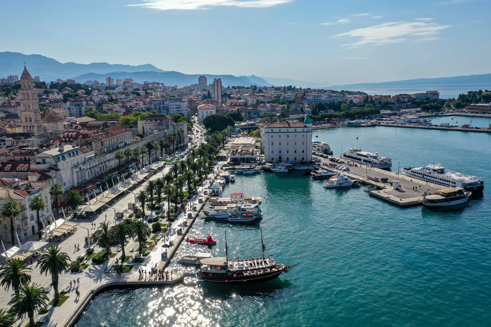 Front de mer de la Riva et palais de Dioclétien à Split en Croatie