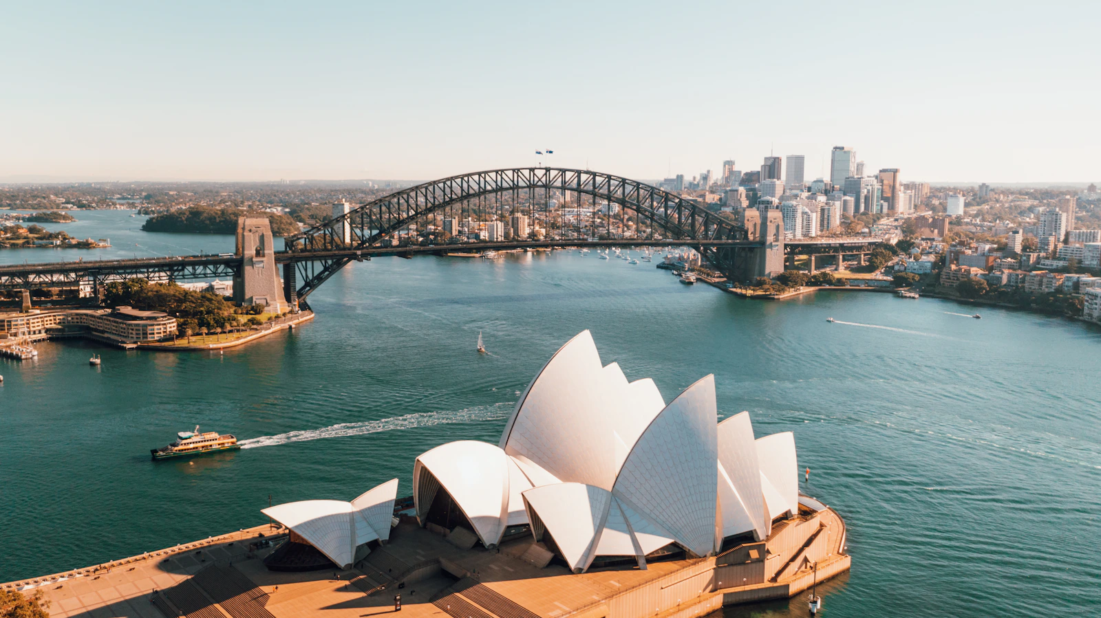 Vue aérienne de l'Opéra de Sydney et du Harbour Bridge sur la baie