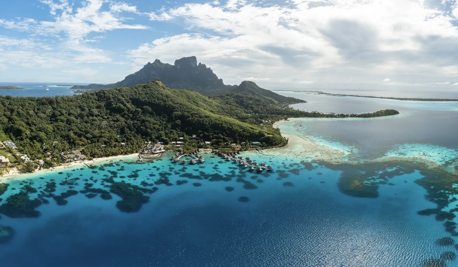 Vue aérienne d'une île montagneuse de Polynésie française