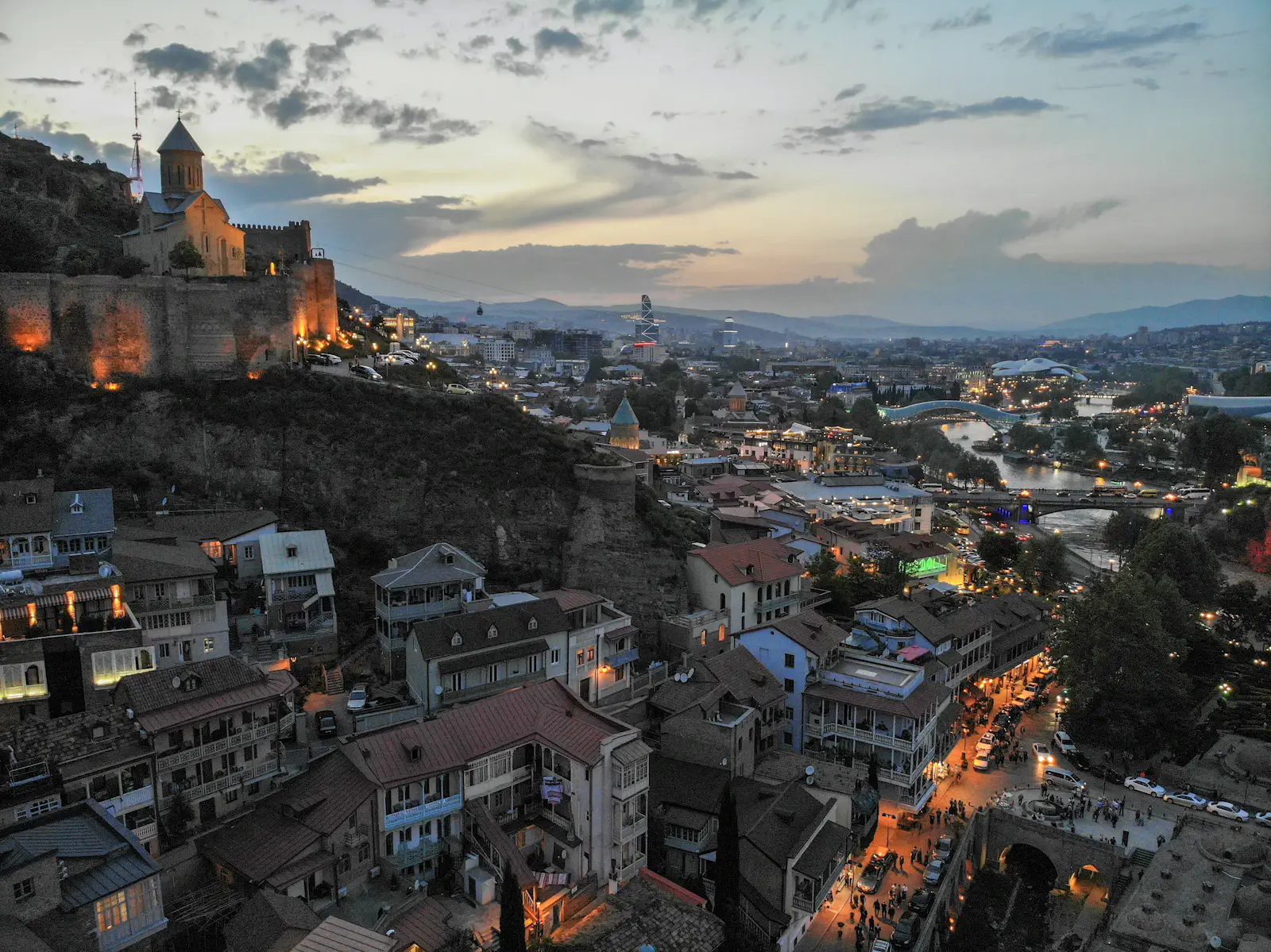 Vieille ville de Tbilissi et forteresse Narikala au coucher du soleil