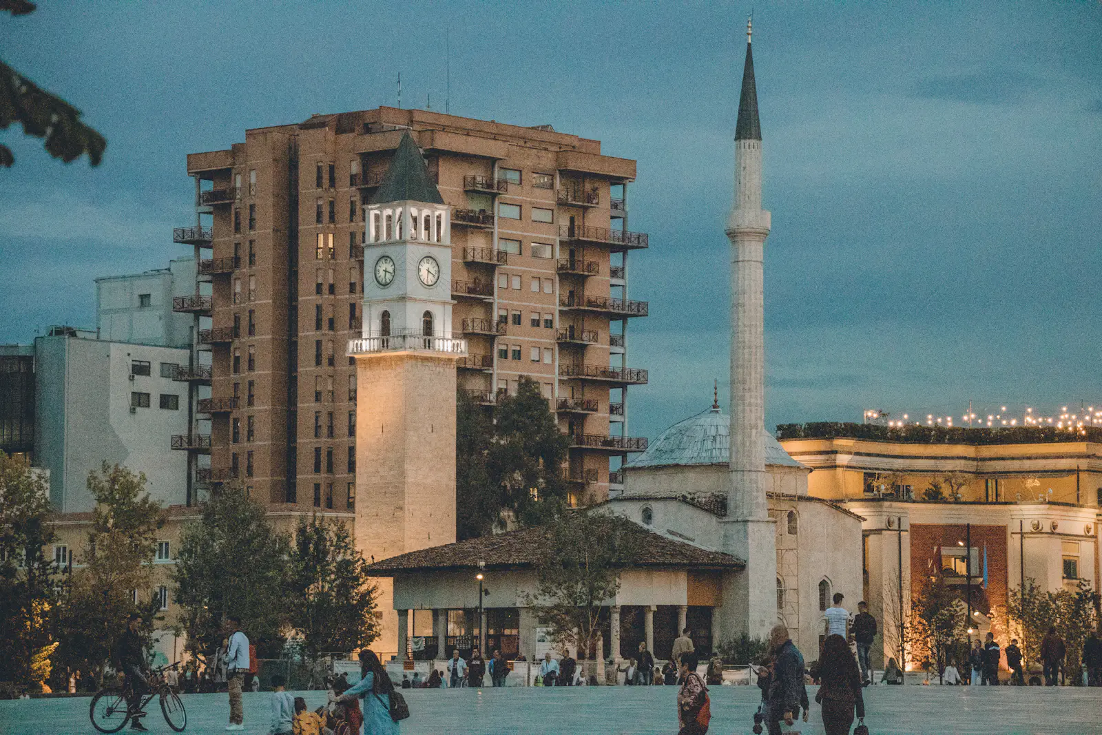 Place Skanderbeg et façades colorées de Tirana