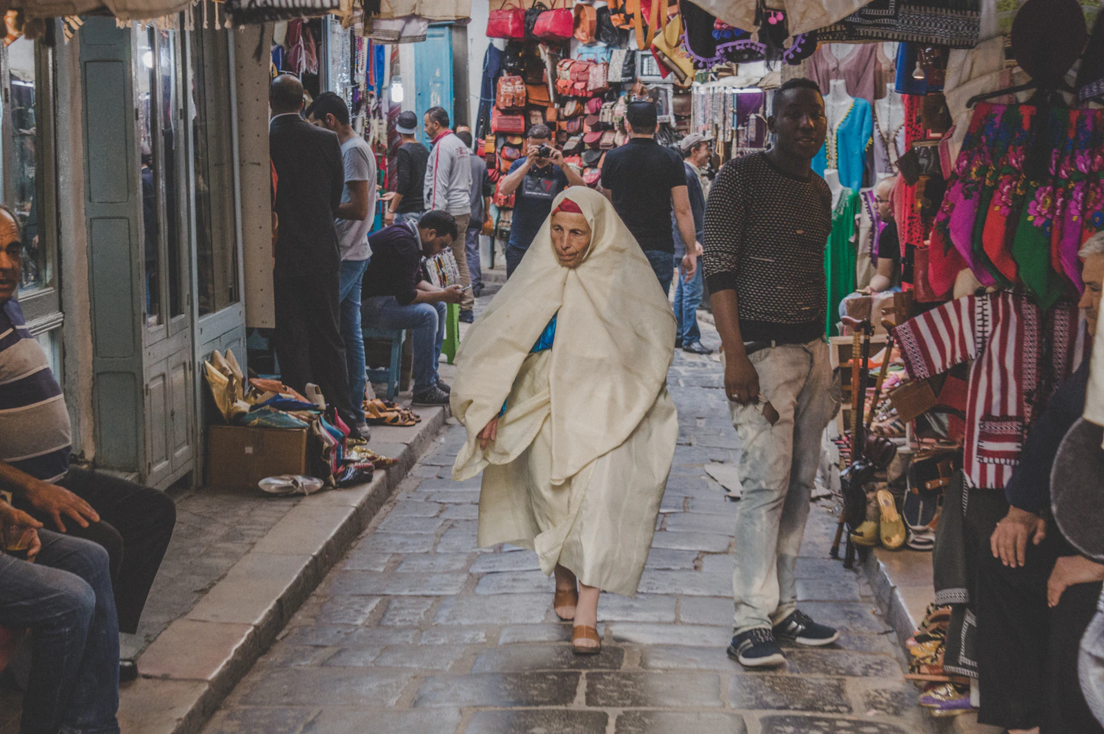 Homme en jellaba blanche dans une ruelle de la médina de Tunis