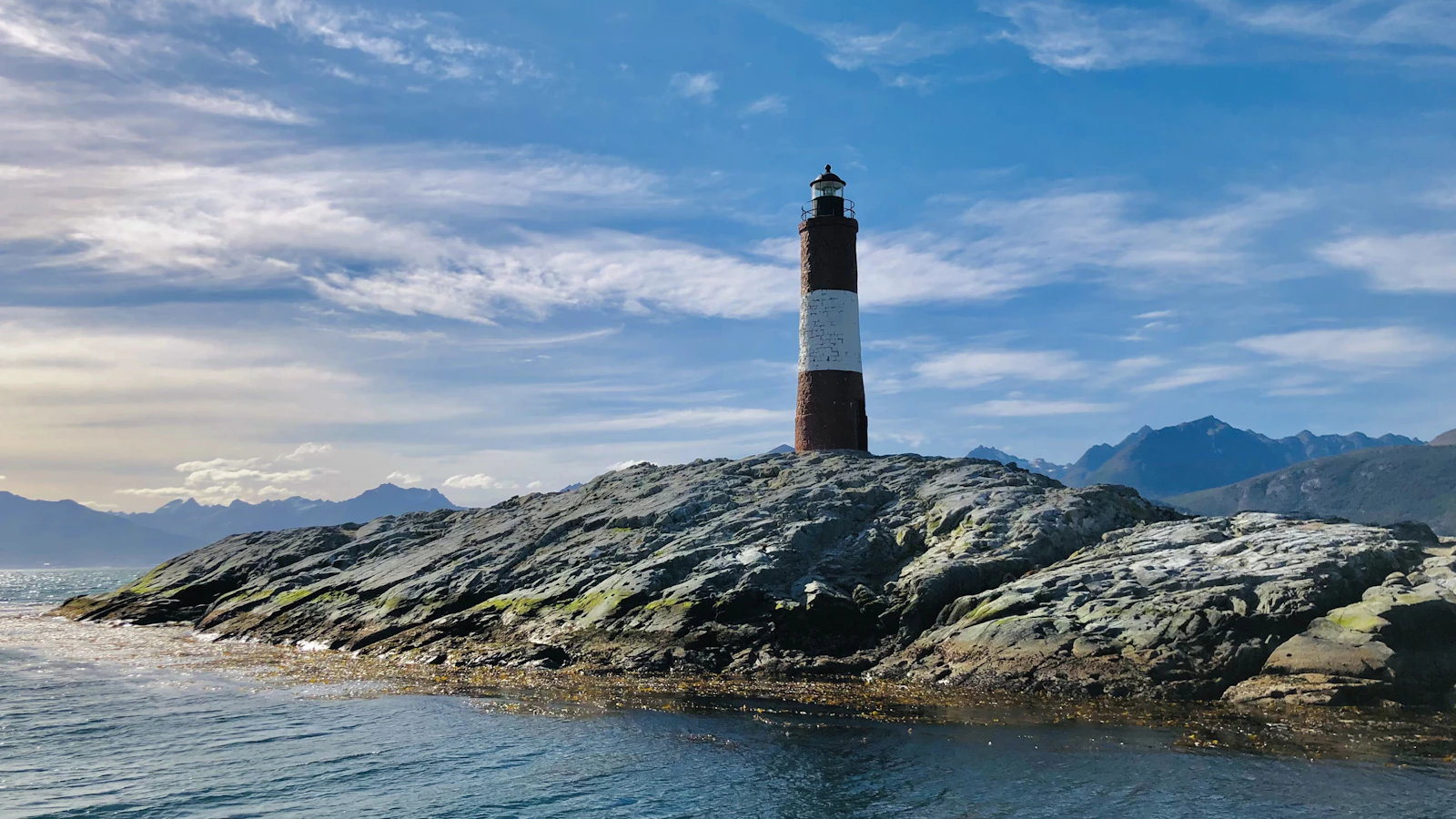 Phare Les Éclaireurs sur son îlot rocheux du canal Beagle près d'Ushuaïa
