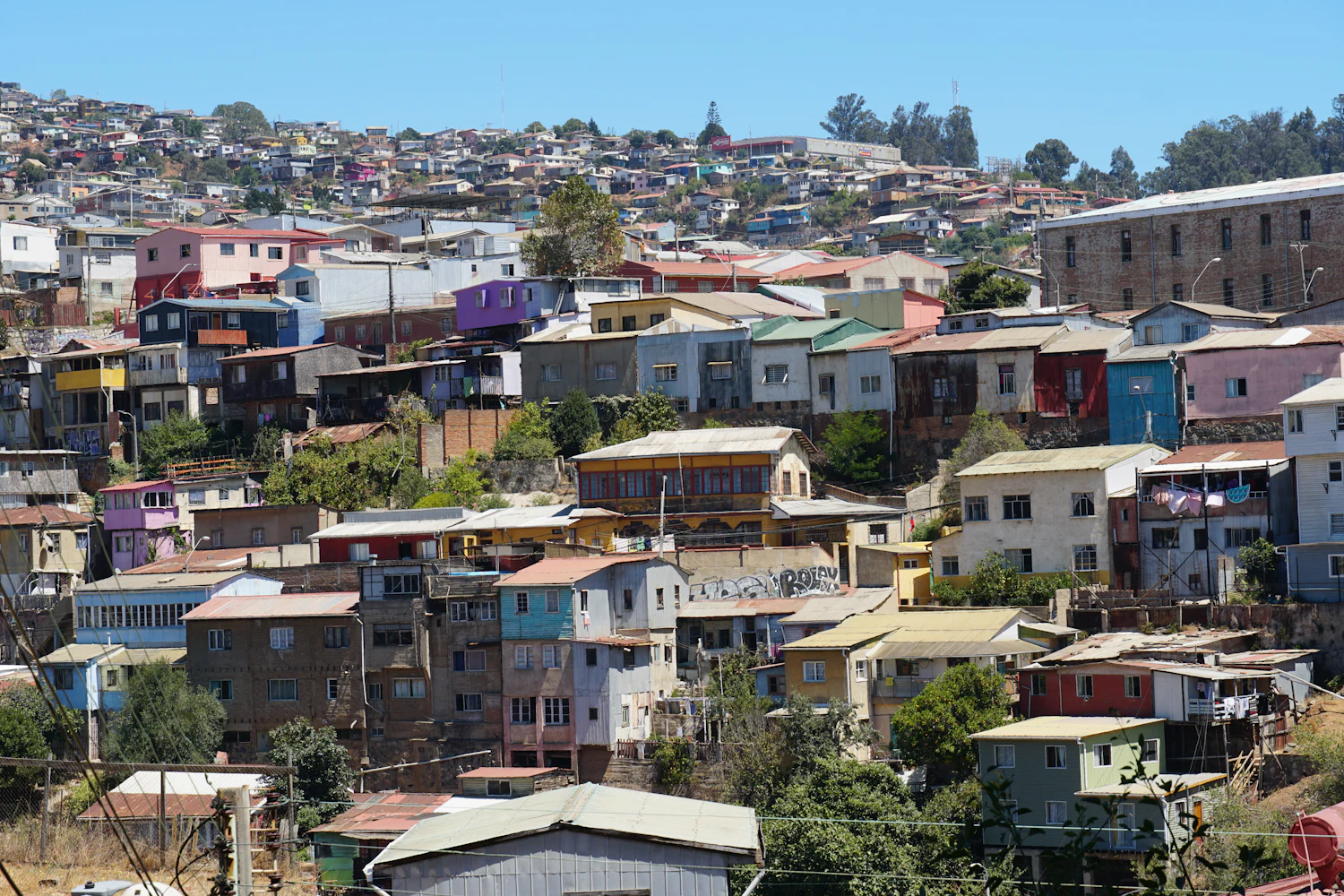 Maisons colorées accrochées aux collines de Valparaíso