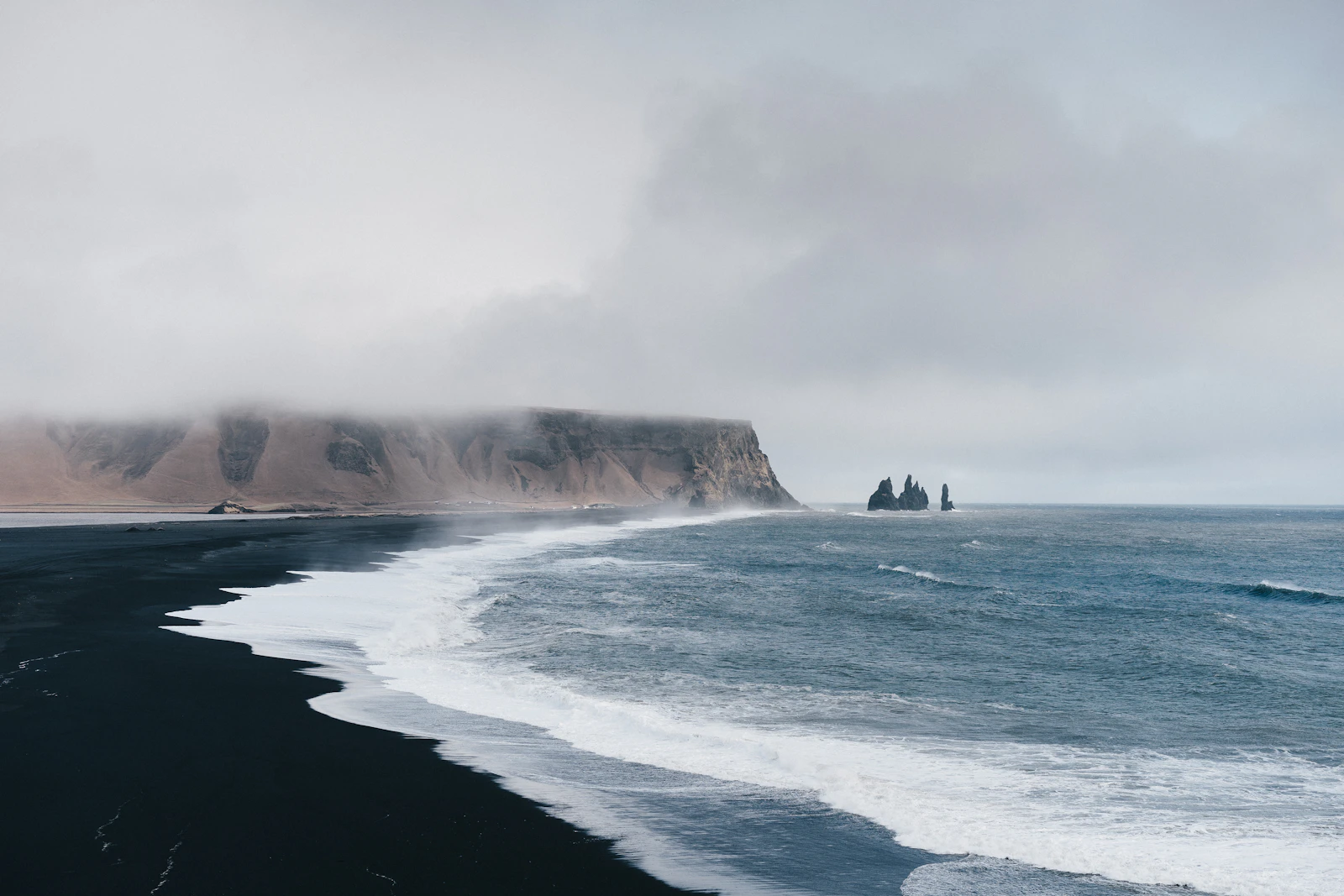 Plage de sable noir et aiguilles de Reynisdrangar à Vík